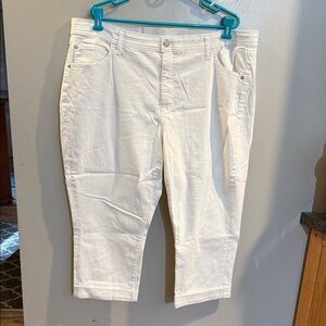 Evri plus size 22W White Cropped Capri white denim jeans never worn